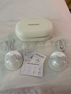 momcozy Wearable Breast Pump Set in White